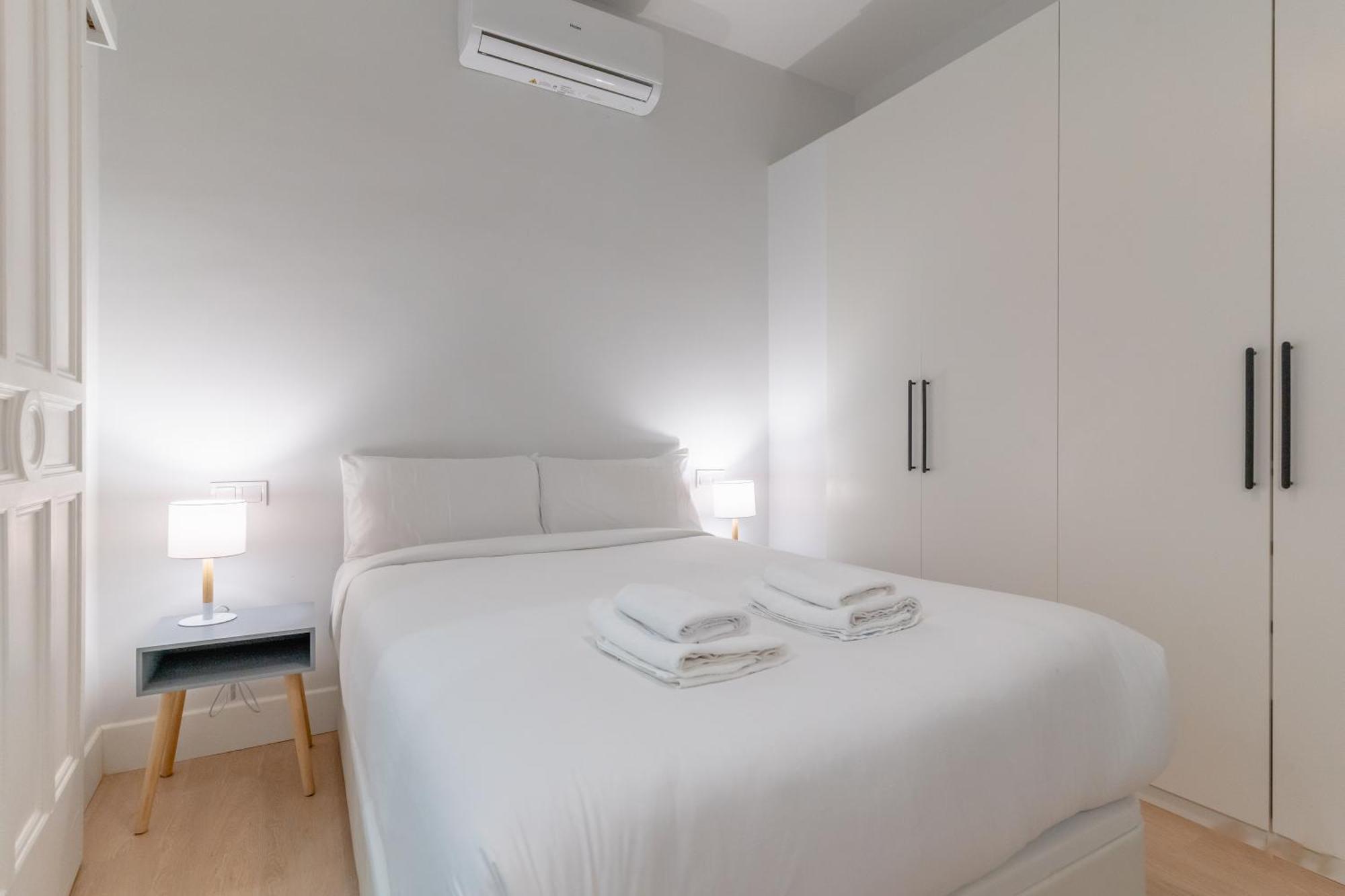 Апартаменты Cozy And Central-1Bd 1Bth- Cortes Мадрид Экстерьер фото