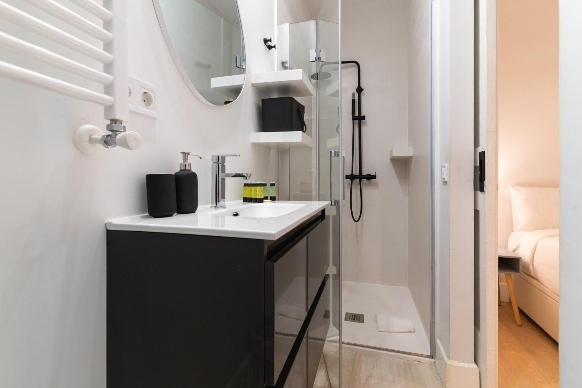 Апартаменты Cozy And Central-1Bd 1Bth- Cortes Мадрид Экстерьер фото