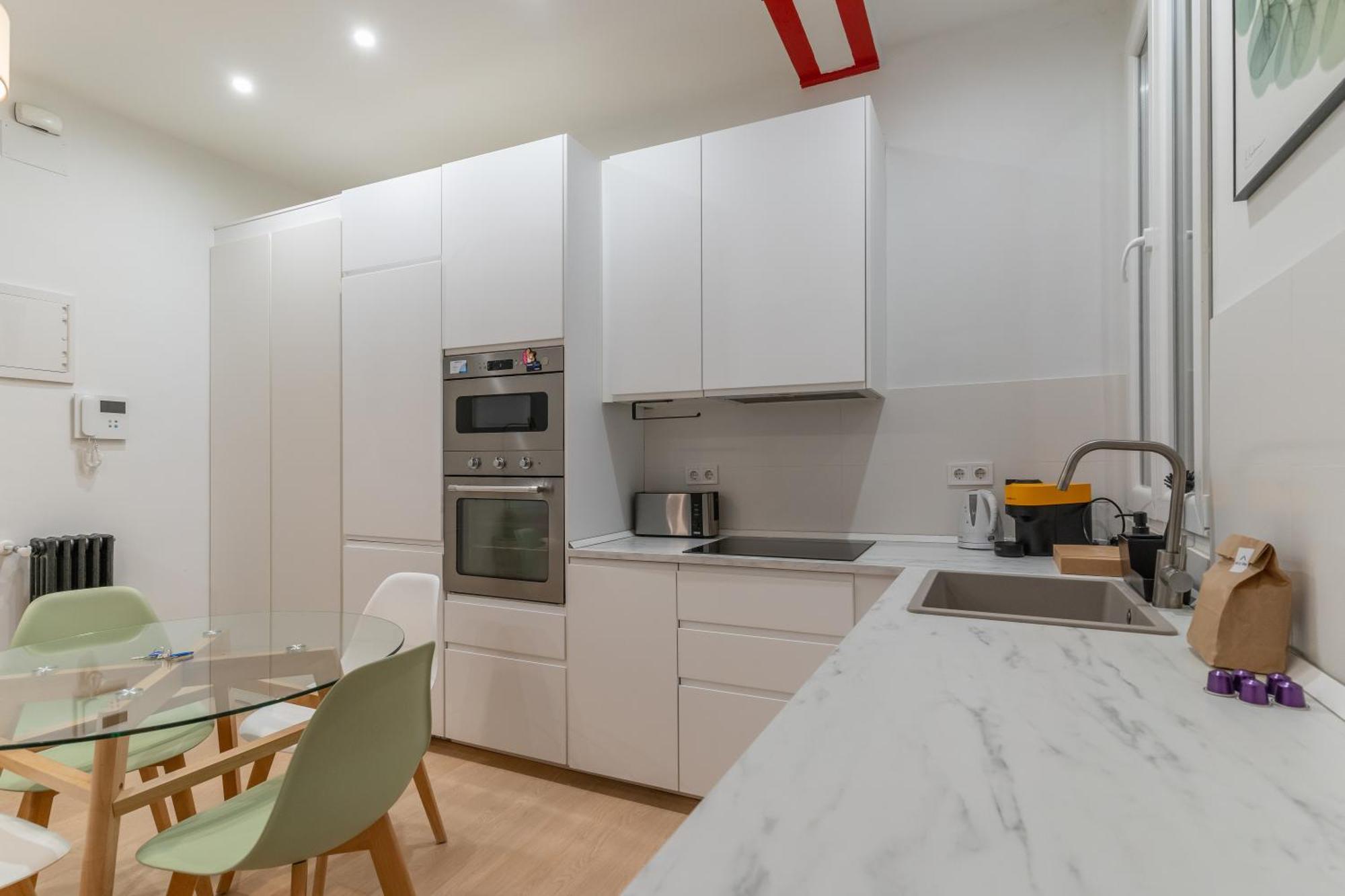 Апартаменты Cozy And Central-1Bd 1Bth- Cortes Мадрид Экстерьер фото